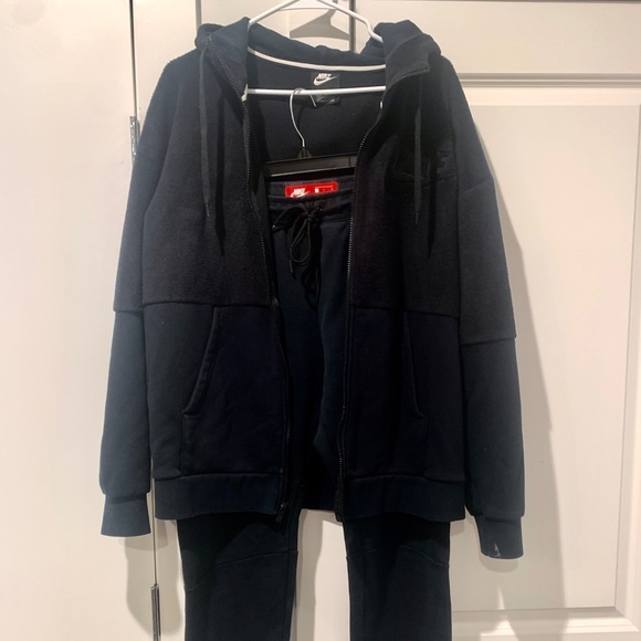 Nike Men Tech suit. - Picture 3 of 3